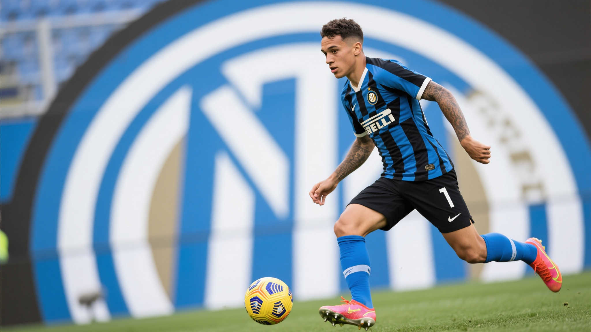 相比耗巨资抢夺像霍伊伦这样的大牌攻击手角色，引进性